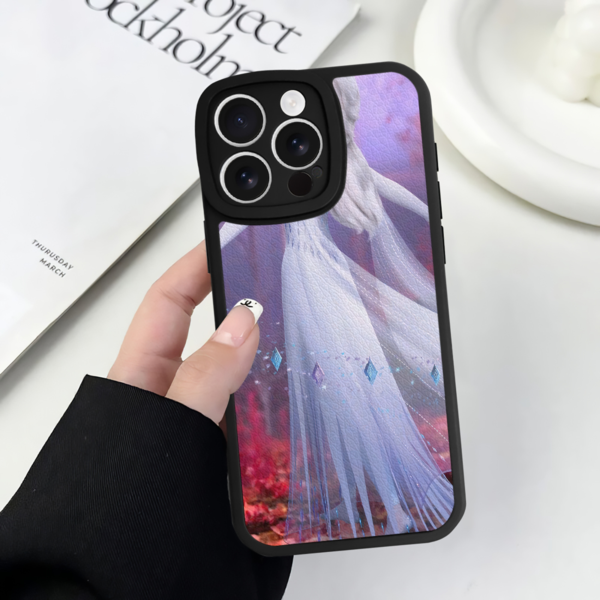 （画像用） アナと雪の女王 アンナ エルサ Frozen Anna Elsa 【iPhone 16シリーズ対応】シリコンスマホケース（レザー調） 材質：シリコン
